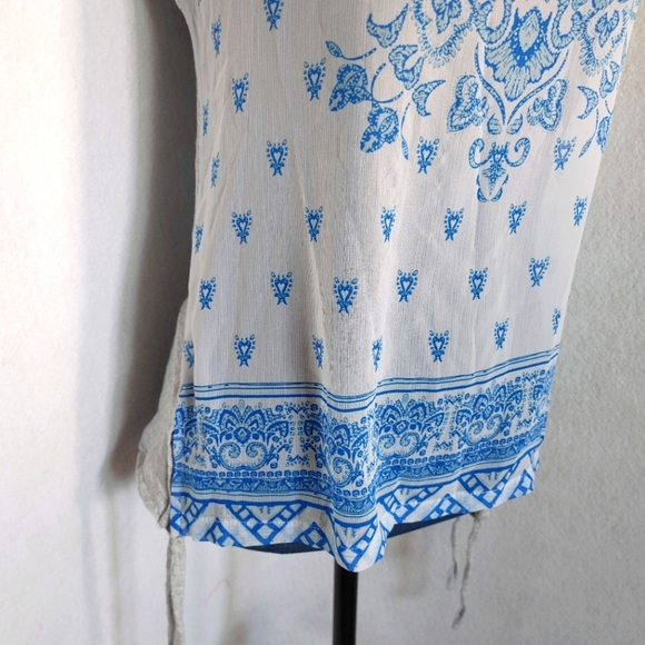 Vince Camuto Side Tie Medallion Blouse Top - Picture 4 of 7